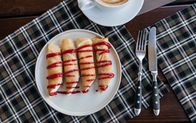 Блинчики с творогом, изюмом и малиновым вареньем