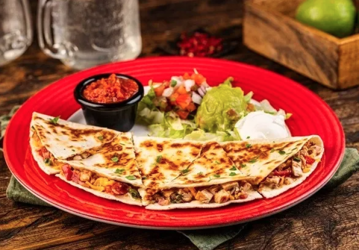 Кесадилья с курицей и сыром «Пармезан»