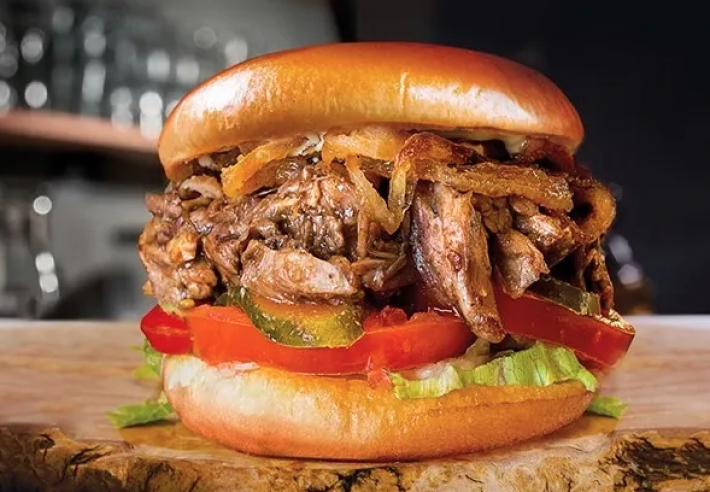 Бургер с рваной свининой
