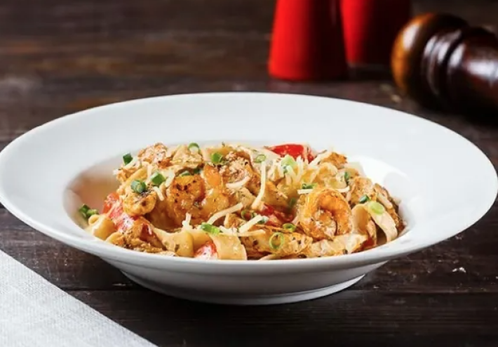 Паста «Кейджин» с креветками и курицей