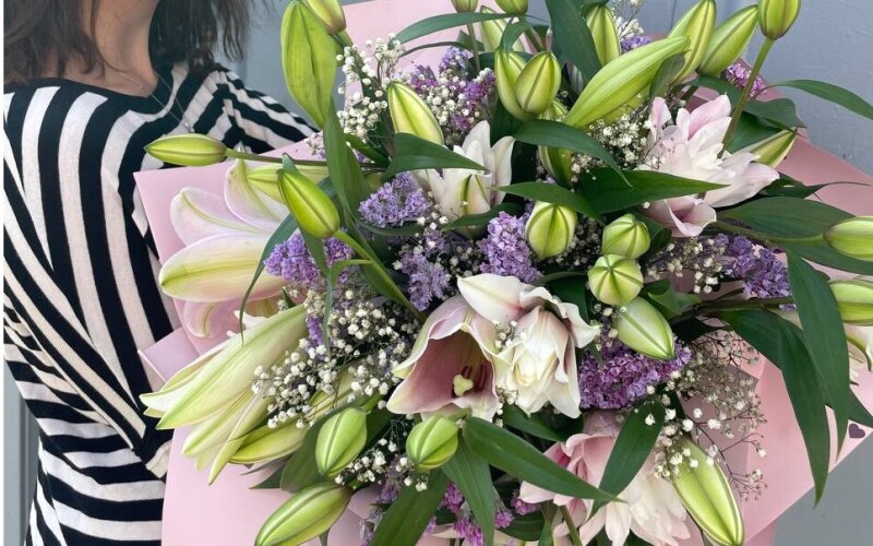 Букет из лилий и гипсофилы