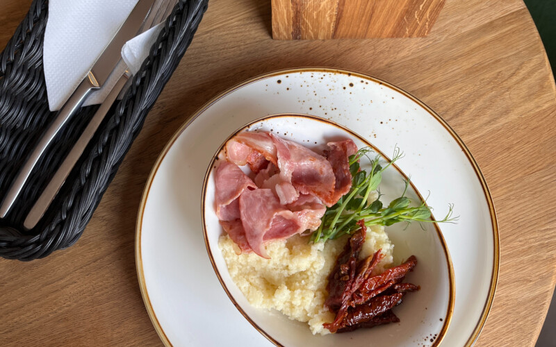 Кускус с беконом и вялеными томатами
