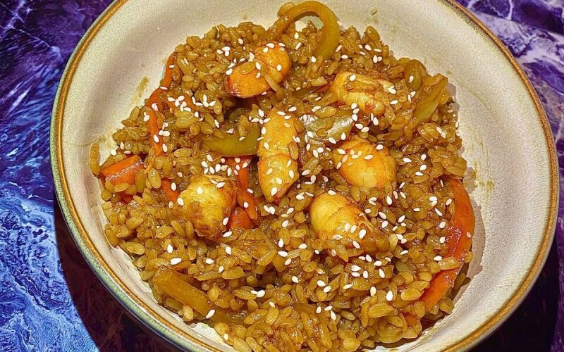 Wok с рисом и креветкой