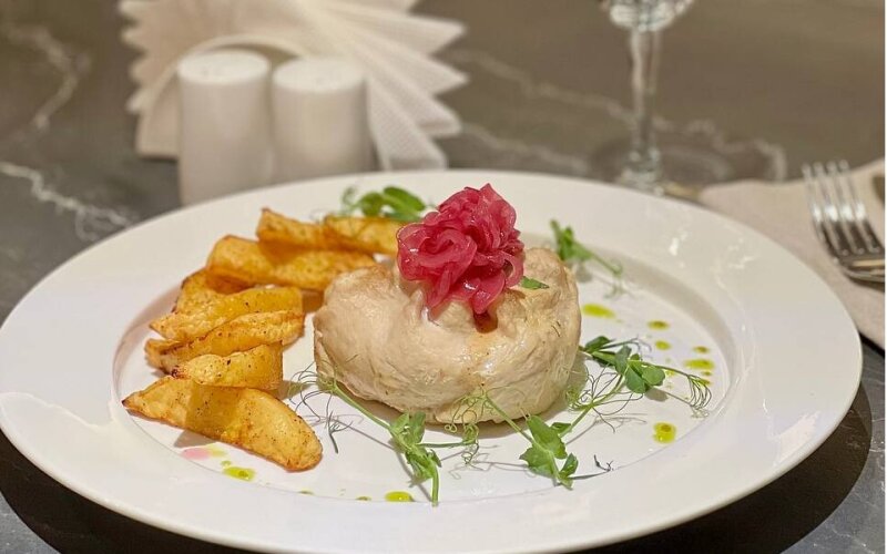 Свиная корзина с грибным соусом и домашним картофелем
