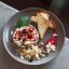 Запечённый сыр Бри с фруктовым конфитюром и орехами на булочке бриошь