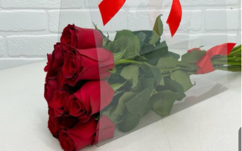 Розы красные в сумке