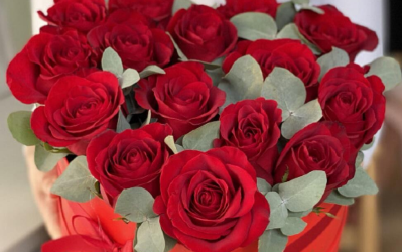 Композиция «Сердце» с кенийскими розами и эвкалиптом