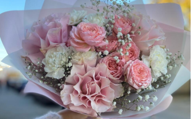 Букет с французской розой и диантусами