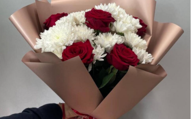 Букет из хризантем и роз