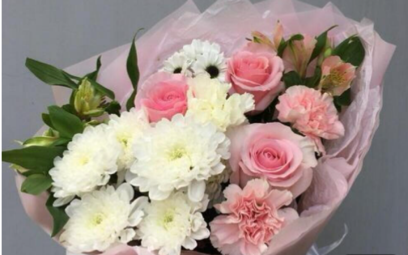 Нежный букет из роз, хризантемы и диантуса