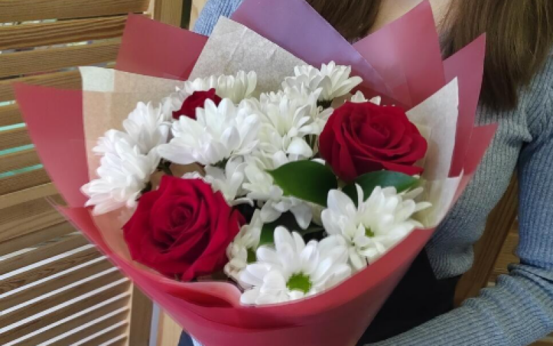 Классический букет из роз и хризантем