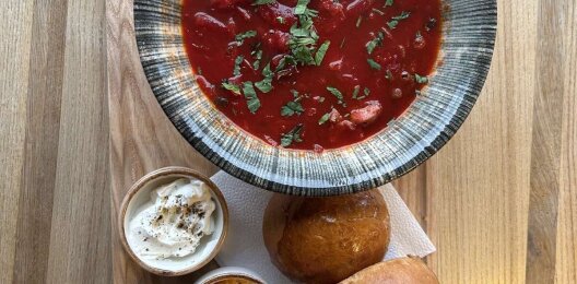 Борщ «Фирменный» с пампушками и смальцем