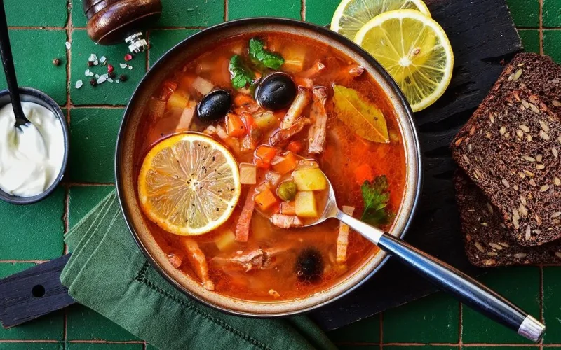 Солянка сборная мясная со сметаной
