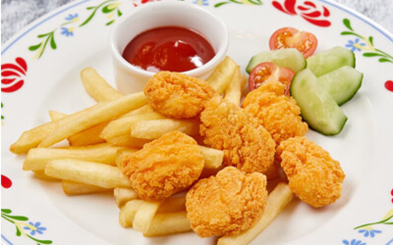 Куриные наггетсы с картофелем фри
