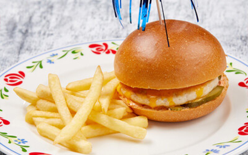 Бургер с куриной котлетой и картофелем фри