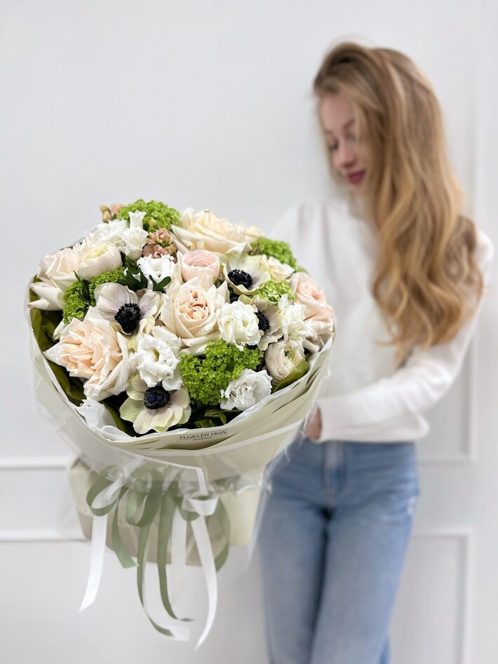 Букет 42 с анемонами и вибурнумом