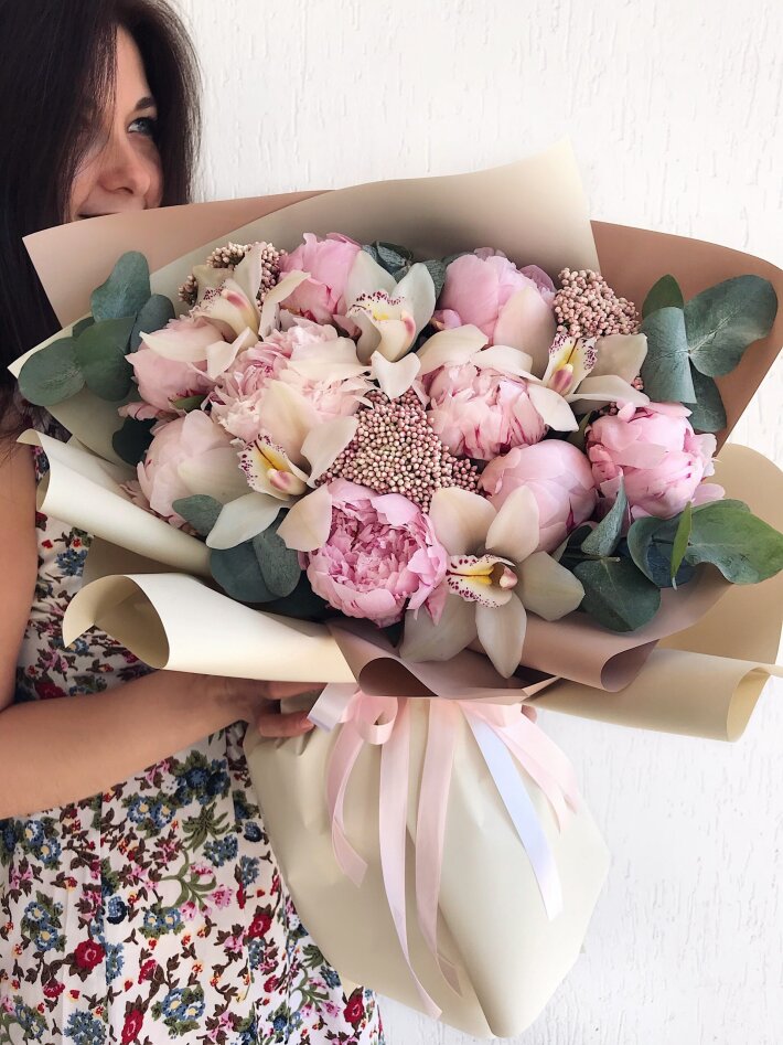 Букет 125 с пионами и орхидеями