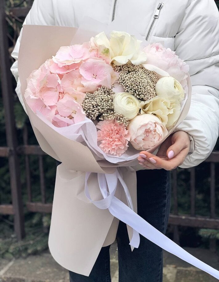 Букет 185 с пионами и гортензией
