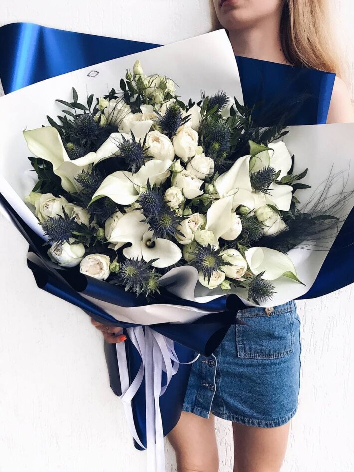 Букет 35 в бело-синих тонах с каллами