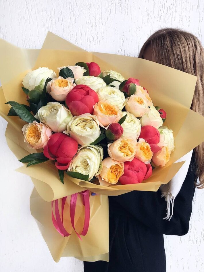 Букет 70 микс пионовидных роз и пионов
