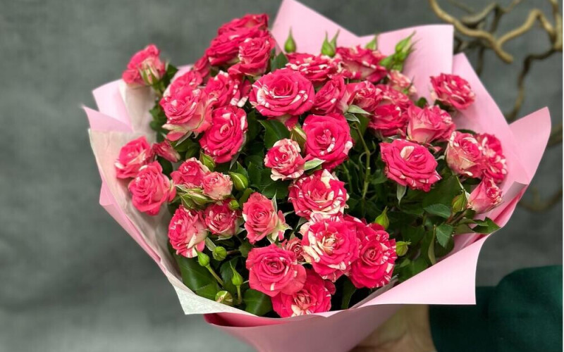 Букет из кустовой розы «Файер фокс»