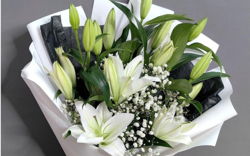 Букет из белых лилий с гипсофилой