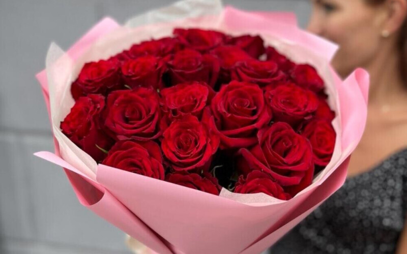 25 красных роз
