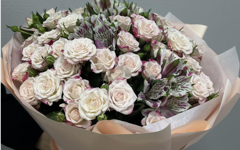 Стильный букет из кустовой розы с альстромерией