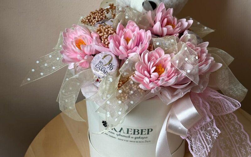 Мишка с мыльными цветами и конфетами
