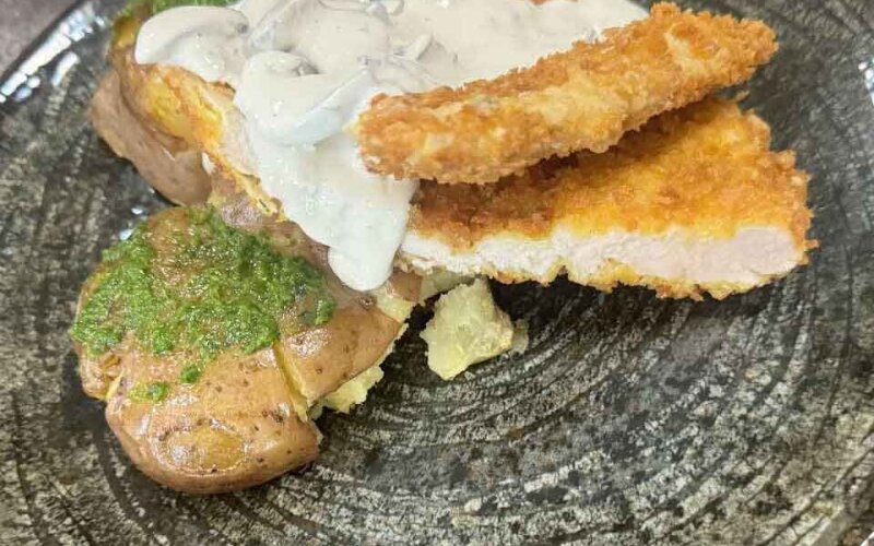 Куриный шницель под сливочно-грибным соусом