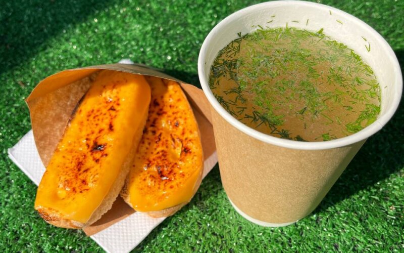 Куриный бульон с гренками и запеченным сыром чеддер