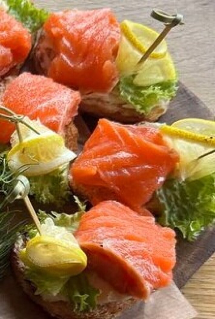 Канапе с лососем и маслинами