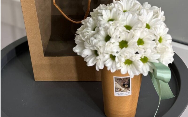 Композиция из ромашек в подарочной переноске с окошком