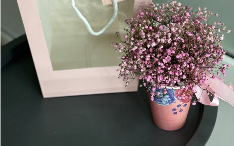 Композиция из розовой гипсофилы в подарочной переноске с окошком