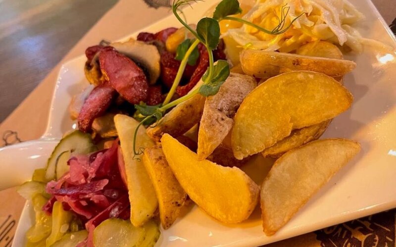 Бульба на лопате с копчеными колбасками, грибами и соусом «Гриль»