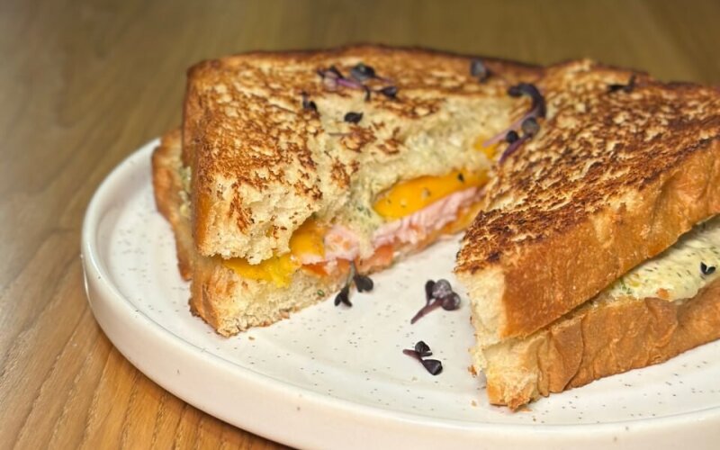 Френч-тост с ветчиной, фирменным соусом «Тартар» и сыром «Чеддер»