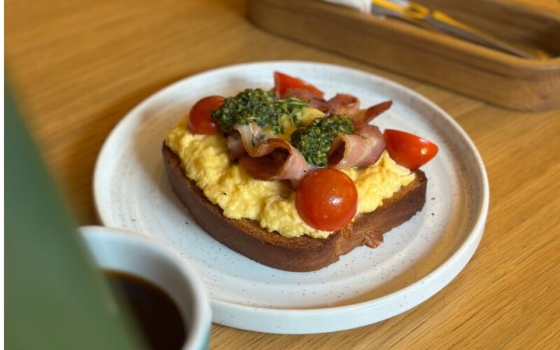 Френч-тост со скрэмблом, жареным беконом, сыром «Моцарелла», песто и соусом «Голландез»