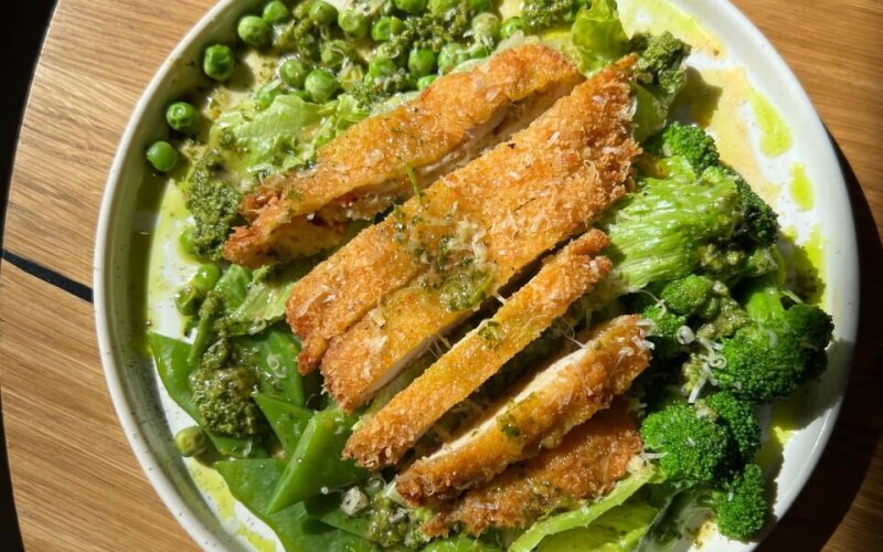 Зеленый салат с куриным бедром в панировке