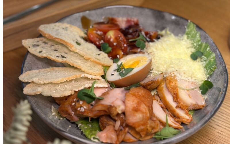 Салат «Цезарь» с запеченным бедром