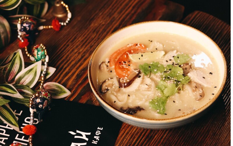 Суп «Том-кха» с лапшой и курицей
