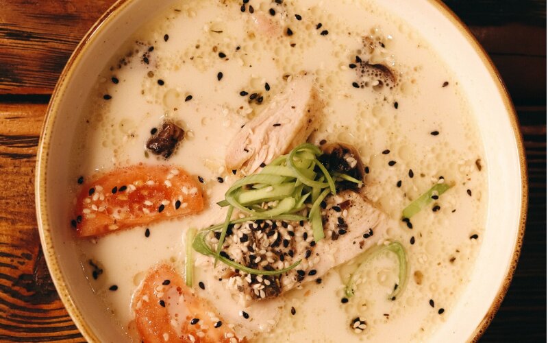Сливочный суп с курицей и беконом