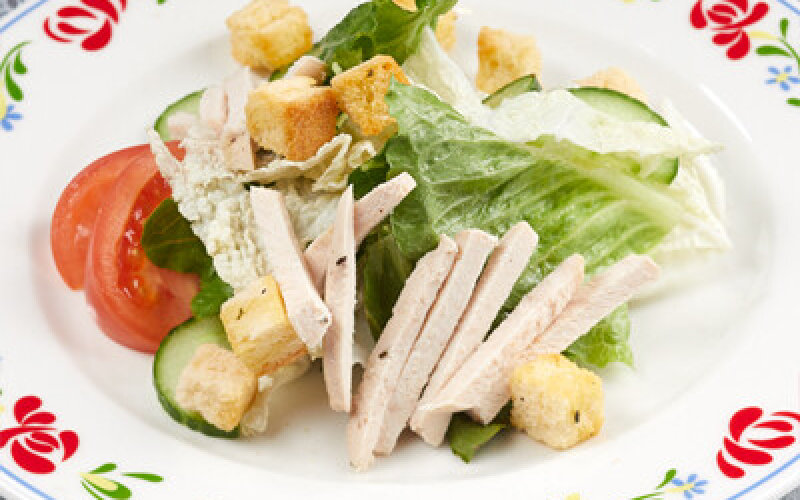 Салат с курицей и помидорами