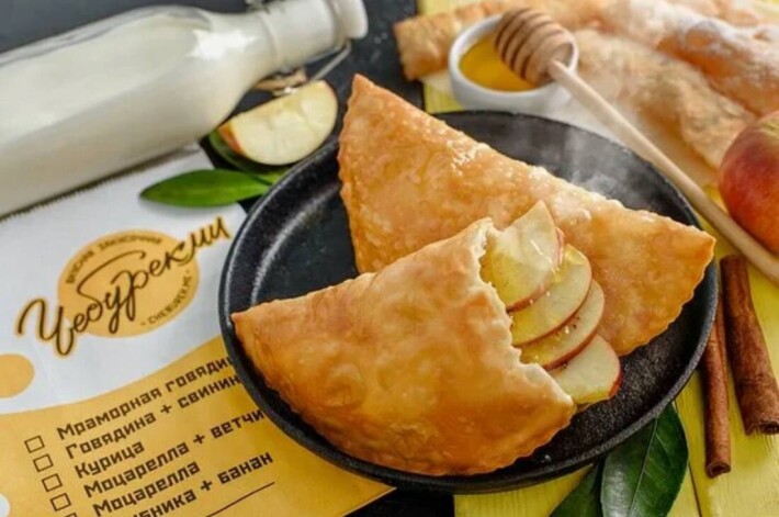 Чебурек с яблоком и корицей