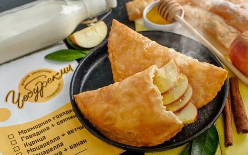 Чебурек с яблоком и корицей