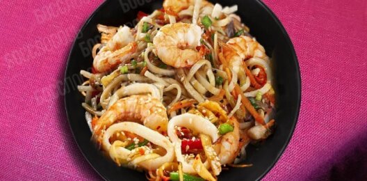 WOK «С креветками и кальмаром»