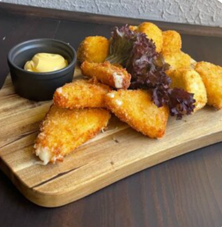 Микс из жареных сыров с клубничным соусом