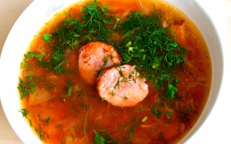 Щи c охотничьими колбасками