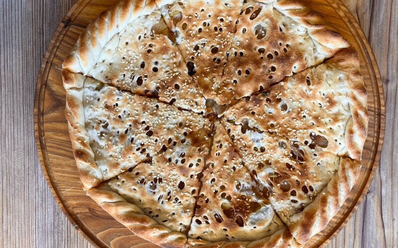 Пирог из печи с яблоком