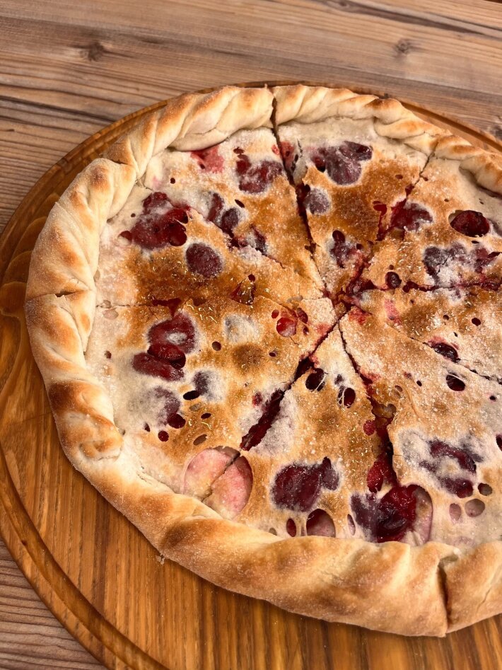 Пирог из печи с вишней