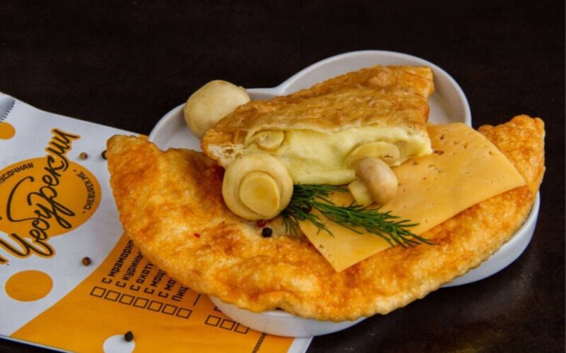 Чебурек с моцареллой и грибами